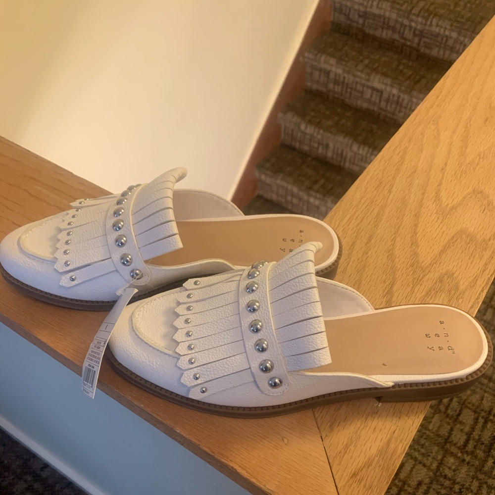 NWT Adorable white mules !!!